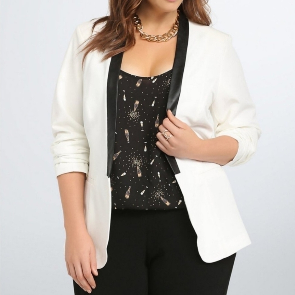 TORRID IVORY WHITE FAUX LEATHER TRIM OPEN BLAZER Size 3 (3X) Classy Office EUC